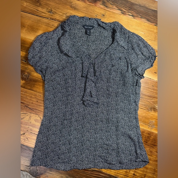 White House Black Market Black, White Cap Sleeve V-Neck Ruffle Silk Blouse Sz 10 - Picture 3 of 13